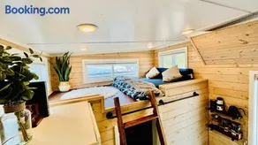 Couple’s retreat in Tiny Home w soaking tub/beach - Image 2