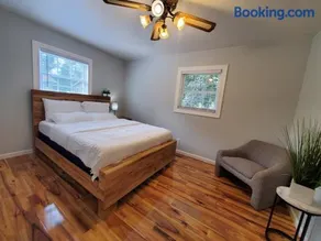 Quiet 3BR 2BA Near Mall, Shopping Centers, and I-94 - Image 3