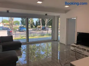 Front Apartment - Image 4