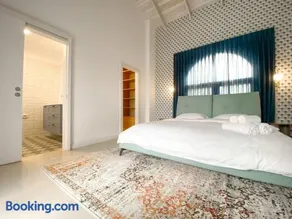 Stylish Villa with Bomb Shelter Close to Shore - Image 5