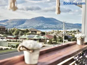 Modern holiday home in Hobart - Stunning Mountain & Water views - Image 1