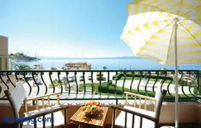 Seafront Studio Apartment+Balcony - Image 1