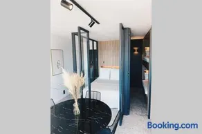 Wonderful architect designed flat with sea view - Image 3