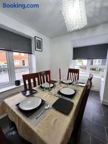 Spacious 3-bed Luxury Maidstone Kent Home - Wi-Fi & Parking - Image 3