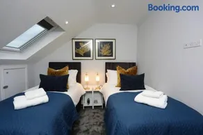 Aisiki Apartments at Stanhope Road, North Finchley, Airconditioned 3-Bedroom and 2-Bathroom, Pet-Friendly Duplex Flat, King or Twin Beds, with Free WiFi - Image 3