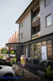 Emerald Residence Apartments - Image 2