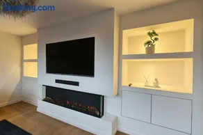 MODERN 3 BEDROOM PROPERTY WITH FREE DRIVEWAY PARKING by SHIRE STAYS - Image 5