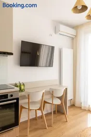 Studio 8 I One Bedroom Apartment I Airport I Therme - Image 1