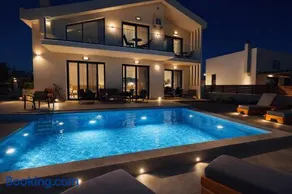 Arilena Exclusive Villa - 4BR with Private Pool by Villa Mana Gers - Image 3