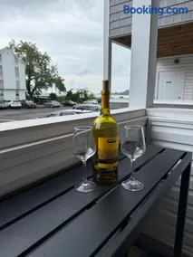 Coastal Retreat by the Bay - Image 3