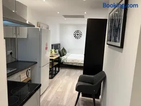 Modern Studio flat with free parking - Image 5