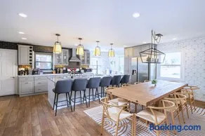 Stylish Oasis with Heated Saltwater Pool, Games, Fire Pits, Sleeps 12 - Image 3