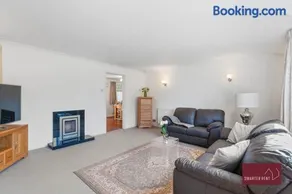 Three Bed Bungalow - Finchampstead - Image 5