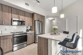 Luxury 2BR with City Views on Biscayne Blvd - Image 2