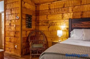 Smoke Rise is a remodeled modern cabin near it all - Image 2