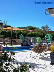 Vila s jacuzzijem i bazenom Mavrinac - Image 1