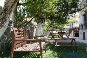Central House with Quiet Garden - Image 2