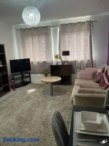 Chic 2 Bed Apartment with Free Parking- Recently Redecorated, 10 Minutes to City Centre - Image 5