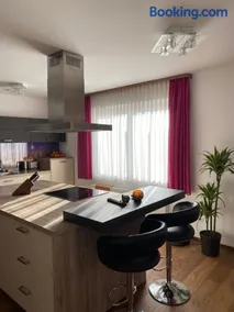 Bright & Cozy Apartment - Image 1