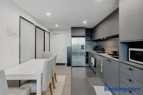 Beautiful 2BR Lakeside View - Image 2