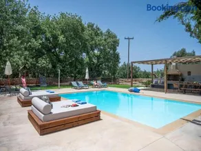 Villa Ellie - heated pool, playground, garden & BBQ! - Image 2