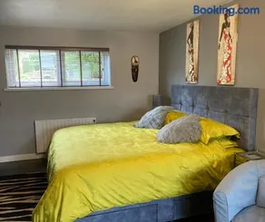 Twin Gates Annexe - Image 1