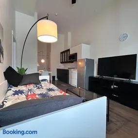 Spacious Family Suite with private Kitchenette and Laundry - Image 3