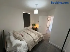 Modern 1-Bed Apartment in Arlesey with Free Parking & Fast WiFi - Image 2