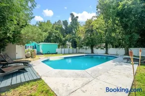 5B Well-Equipped Bungalow & Pool - Image 3