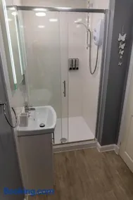 Double Ensuite Bedroom near Edinburgh - Image 5
