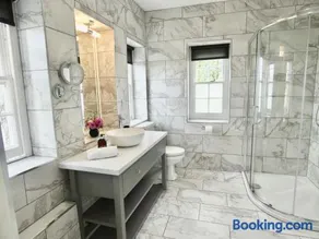 Welcome to Hazelwood, The Mount Somerton Apartment - modern and fully equipped, Private off-street parking, Near Glastonbury Tor, The spectacular Wells Cathedral, Stourhead, Sherborne Abbey, Millfield School, Clark's Village - Image 3