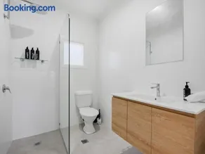 Farmer's Stay Apt 1 - Roadhouse & Renovated Pub - Image 2