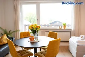 Platz für 8 Pers - C4S Come4Stay Monteure "InnArt" Boxspringbett Einzelbett Töging am Inn, Parkplatz, WLAN, Balkon, Smart TV, voll ausgestatteter Küche, Waschmaschine - Image 2