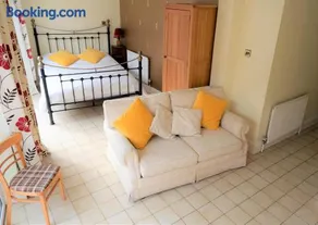 Colchester Sunny Apartment with Pool and EV Car Point - Image 5
