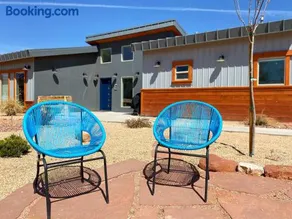 Timber & Tin E 2Bed 2Bath w Pool & Rooftop Deck - Image 2