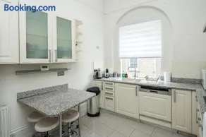 Four Beds by the Station - Image 4