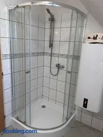 Chata Kašná Hôrka v blízkosti jazera Tajch, Nová Baňa - Image 2