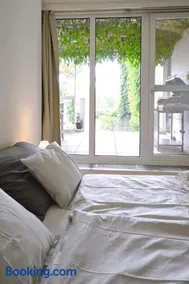 ViDa Prostorný 220 m2 3BR Apartmán s Krbem a Zahradou, Ideální pro Rodiny - Image 2