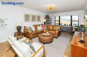 Spacious Story City Retreat Prime Location - Image 1