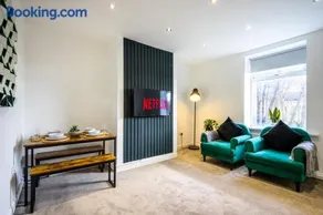 Comfortable 2 Bed Home in Batley - Sleeps 3 - Image 1