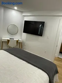 Modern & Cozy Apartment - Image 5