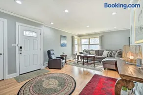 Cozy Skokie Home ~ 16 Mi to Downtown Chicago! - Image 4