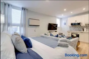 Casa Queen Hotel Leslieville Stylish Suite w Patio - Image 2