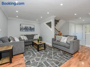 Elegant Home in Mississauga - Image 2