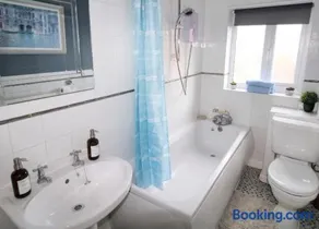 2 Bed Semi - Sleeps 4 - Fully Fenced Garden & Parking - Quiet Cul De Sac Location - Dog Friendly - Fast Wifi - Close to Motorway Access - Image 4