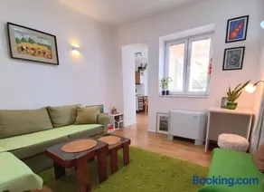 Central Modern Apt with Garden - Image 3