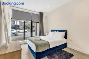 City Service Lets - Modern Cheam Village 2 Bed Apartment with Free Parking - Great Transport Links - Image 5