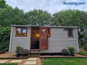The Owls Rest Shepherds Hut Hethel - Image 1