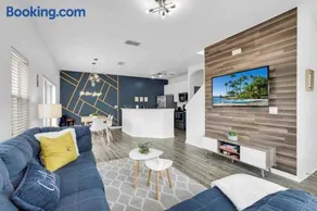 Remarkable Cozy 4Bed-3Ba Townhouse - Image 2