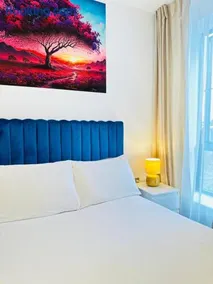 Gorgeous two bedroom luxury Apartment sleeps 6 - Image 3